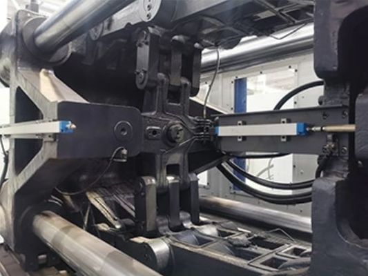 ISO9001 700 Ton PVC Injection Molding Machine Accurate Pressure