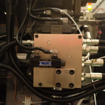 550T Injection Molding Machine With Center-Locking Structure For Manufacturing Fine Flower Pots.